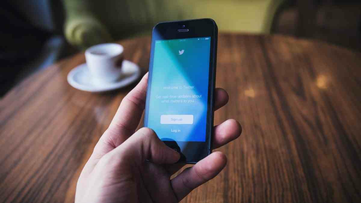 Twitter for iOS shifts responses so you can read them better